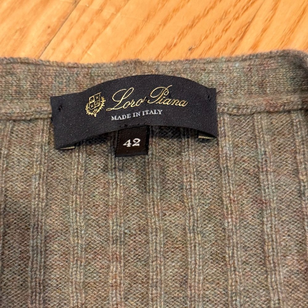 Loro Piana Maras Cashmere V-Neck Sweater in Moss Green - Picture 4 of 5